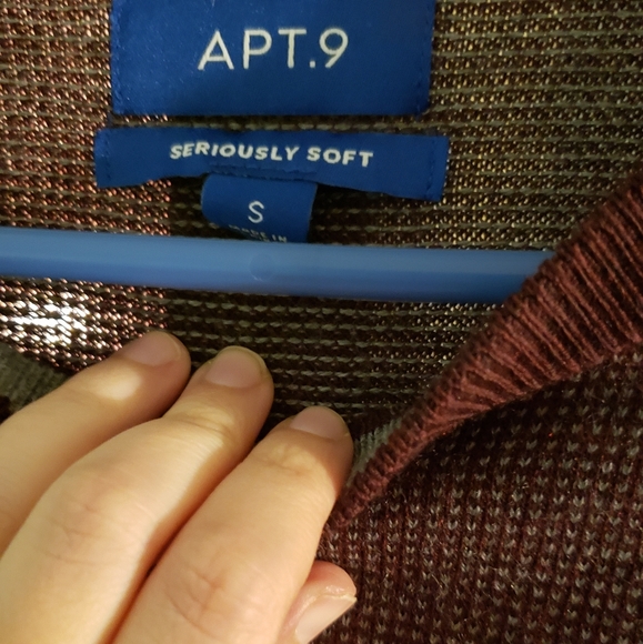 Maroon sweater - Picture 3 of 3